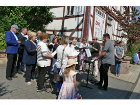 Fronleichnamsprozession durch die Straßen von Naumburg (Foto: Karl-Franz Thiede)